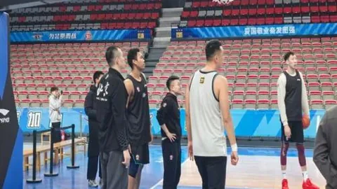 利物浦意外滑落至英超第12，曼联虽输仍保第10，荣耀不减！