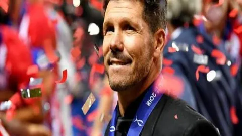 “圣托里尼及邻近三岛学校停课延期至哪天？”